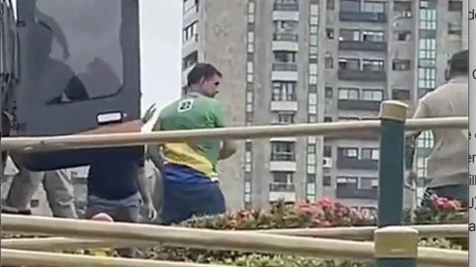 Procurado para comentar o uso da aeronave, Flávio Bolsonaro não respondeu