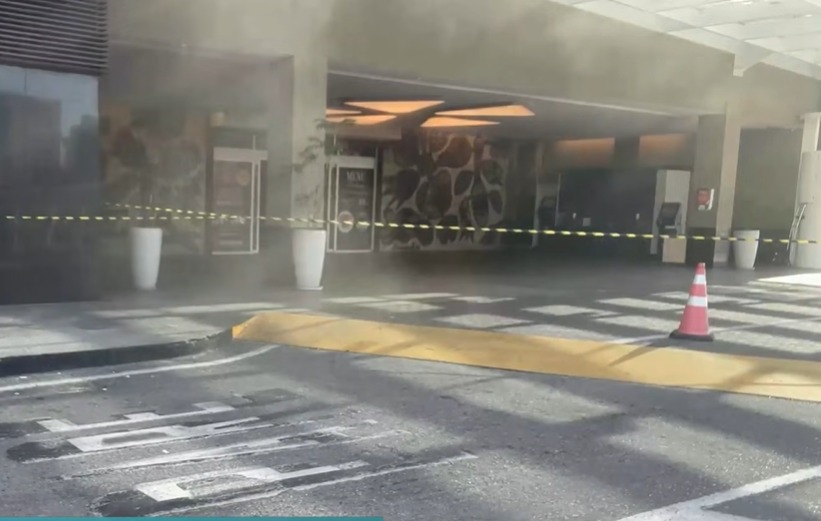 Equipes trabalham na extinção de um último foco de fogo e na realização do rescaldo para evitar o surgimento de novas chamas 