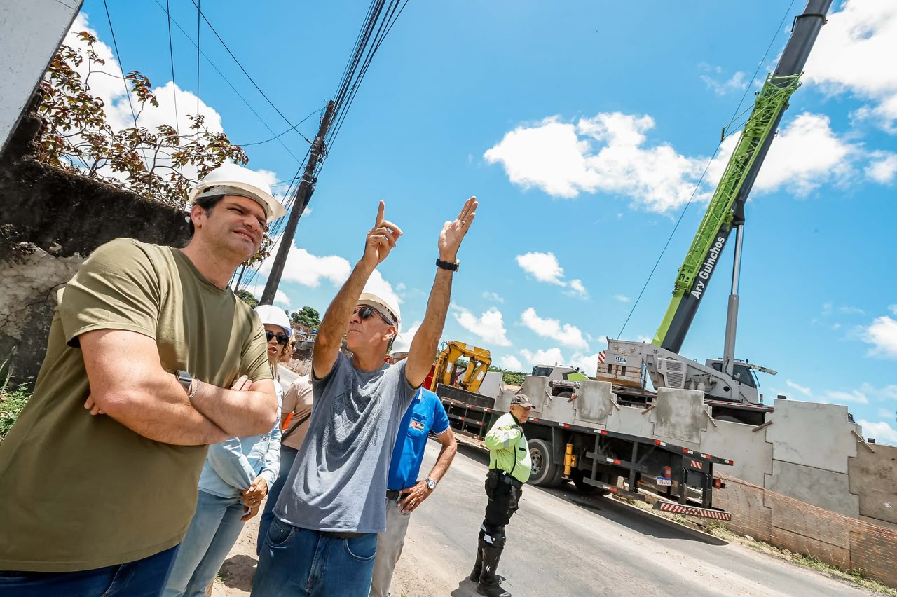 Equipamento que interligará os bairros Mangabeira e Valentina Figueiredo recebeu investimento de R$ 27 milhões; Prefeito Leo Bezerra (à esq.) acompanhou etapa da obra