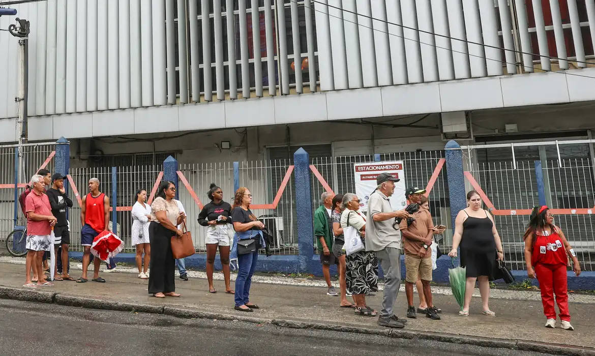 Milhares de pessoas em diversas cidades brasileiras ficaram sem ônibus