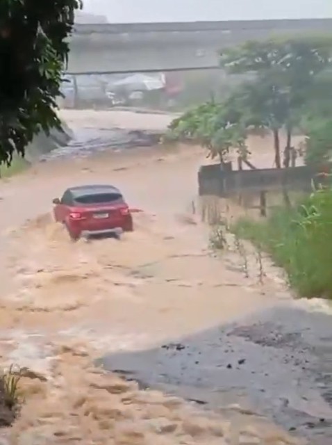 Carro foi encontrado embaixo do Contorno Viário da Grande Florianópolis