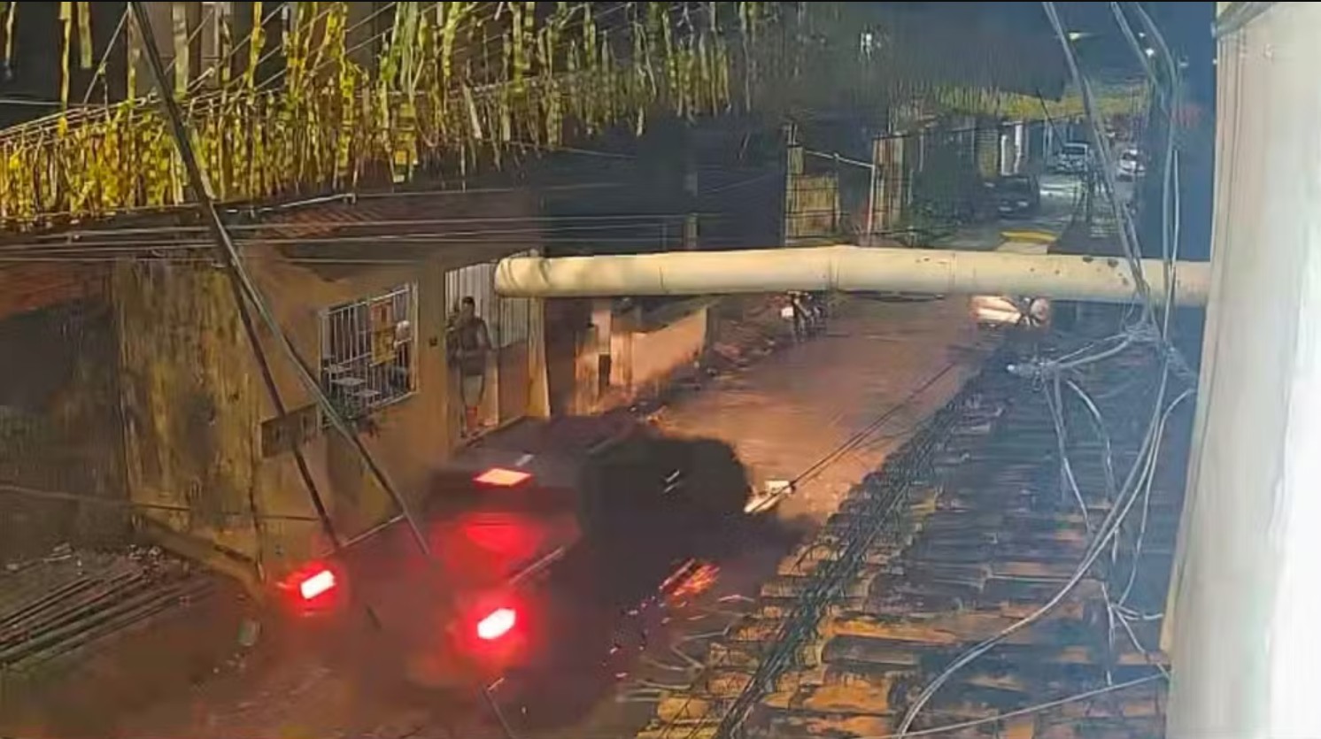 Motorista se recusou a dar a volta no trecho que estava interditado e avançou de forma violenta sobre as pessoas que realizavam a pintura