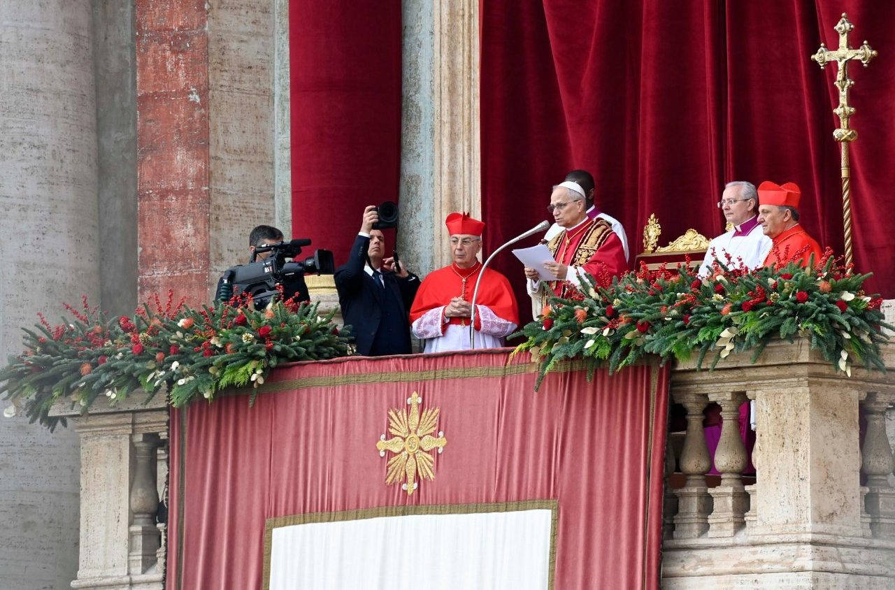 Papa Leão XIV da sacada central da Basílica de São Pedro