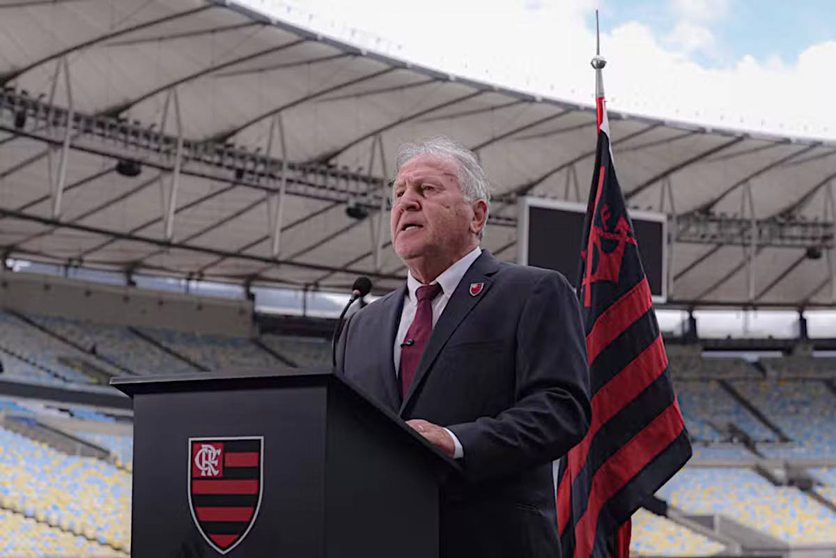 Zico em pronunciamento oficial pelo Flamengo