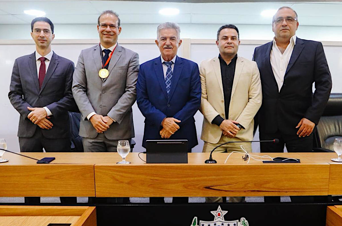 Deputado João Gonçalves (centro): “É uma honra conceder a Medalha Epitácio Pessoa a um profissional tão exemplar como Dr. Gustavo