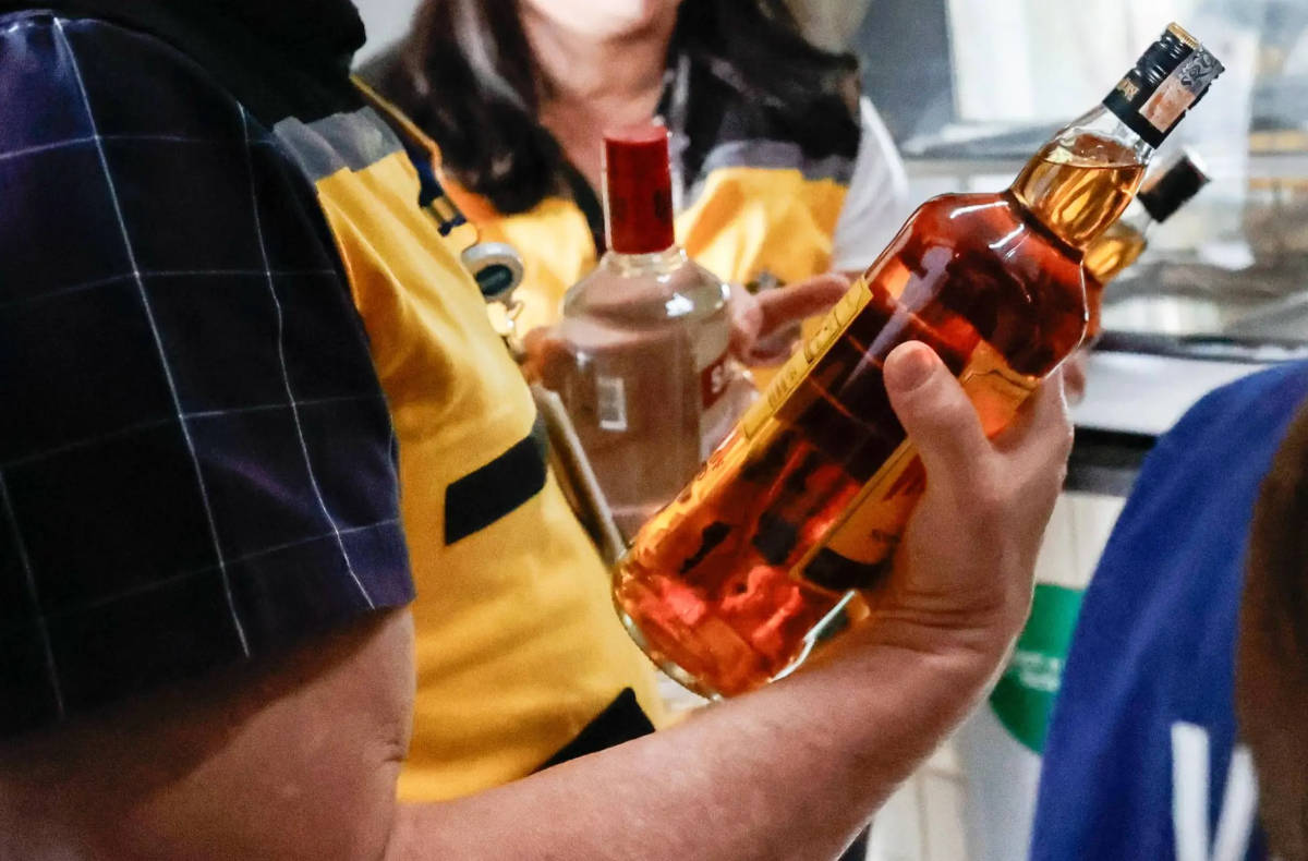 Garrafas apreendidas durante fiscalização em bar na Mooca, zona leste de São Paulo