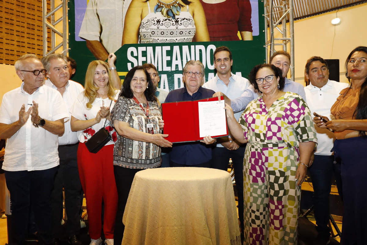 João Azevêdo abriu a audiência assinando ordens de serviços e entregando benefícios para a população 