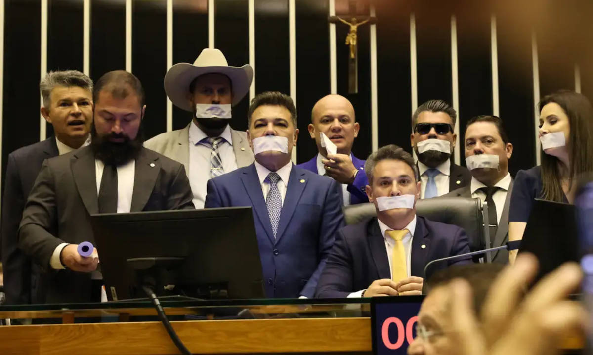 Parlamentares criticaram a decisão de Moraes que determinou a prisão domiciliar de Jair Bolsonaro 
