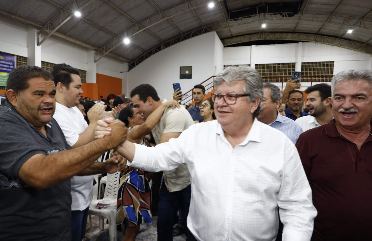 Uma multidão recebeu a comitiva do governador João Azevêdo em Mamanguape