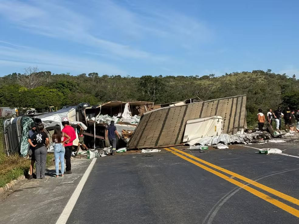 Acidente envolveu caminhão, carreta e carro