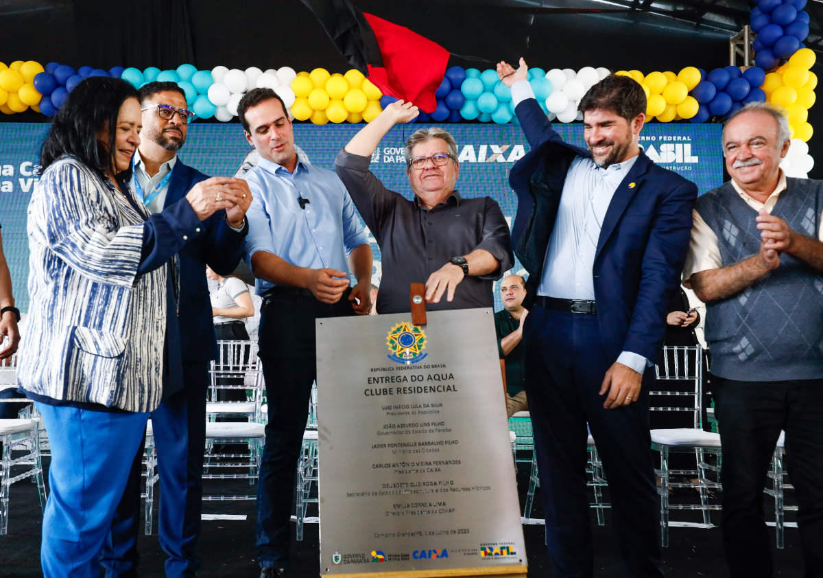 João Azevêdo ressaltou a importância de garantir moradia digna à população