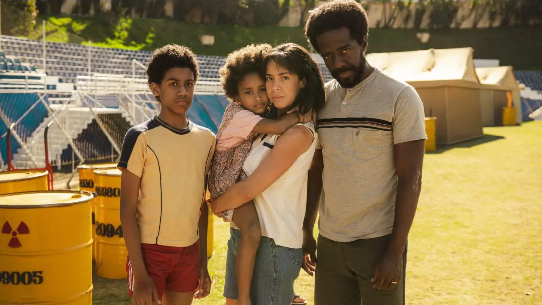 Emergência Radioativa: Enzo Ignácio (Claudinei), Mariana da Silva (Celeste), Marina Merlino (Catarina) e Alan Rocha (João)