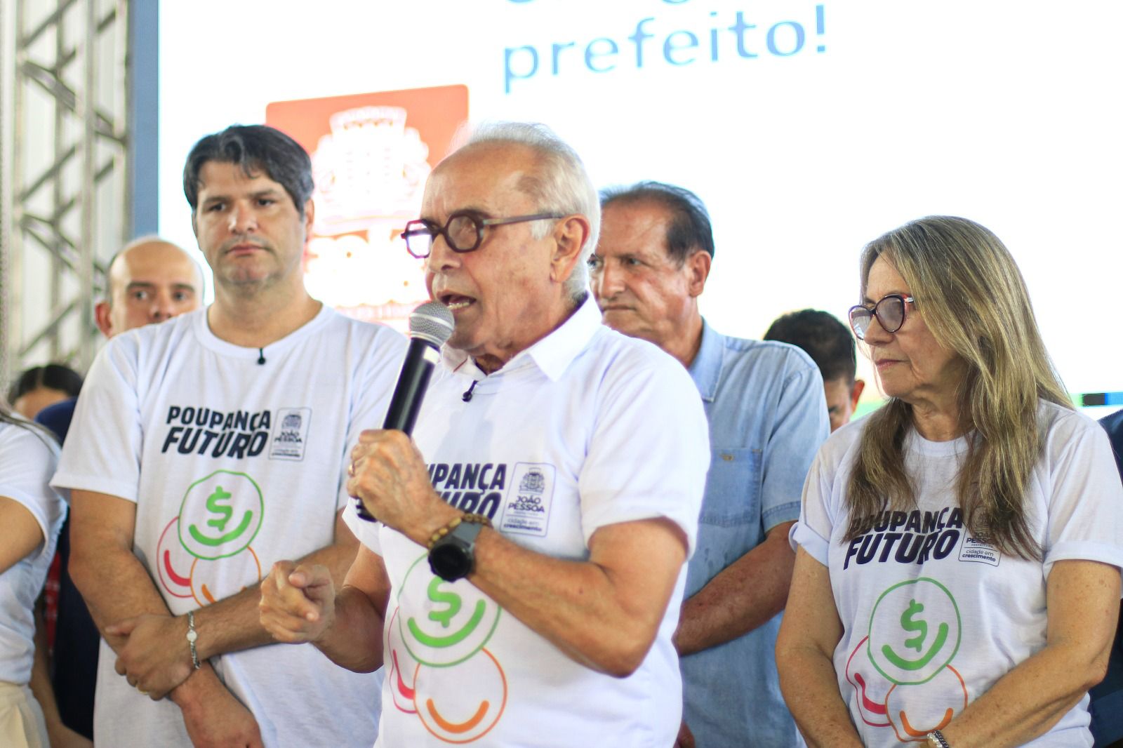 Secretária América Castro (à direita) destaca a liderança do prefeito Cícero Lucena em defesa da educação