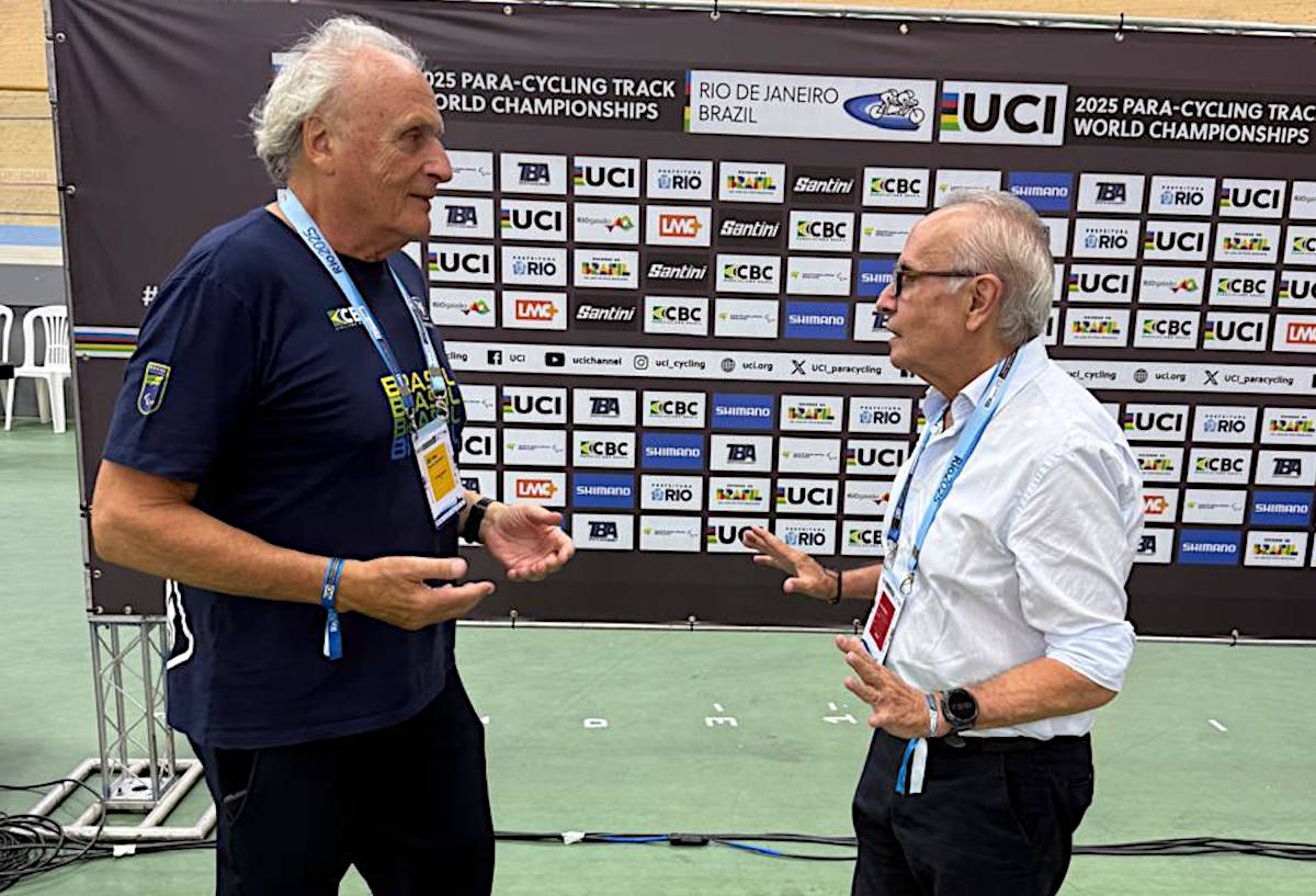 Cícero Lucena (à direita) foi homenageado pela Confederação Brasileira de Ciclismo e pelo Comitê Paralímpico Brasileiro