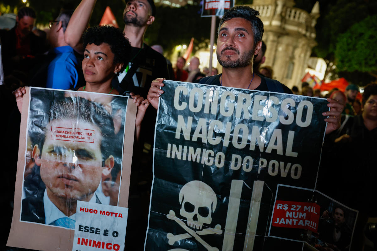 Hugo Motta (cartaz à esquerda) é apontado como inimigo; jantar de R$ 27 mil também foi mencionado nos protestos