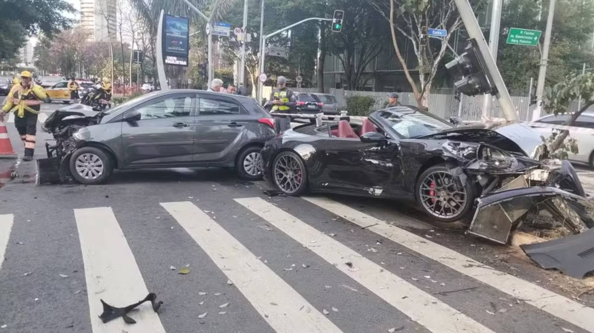 Impacto foi tão forte que pedaços dos veículos ficaram espalhados pela via