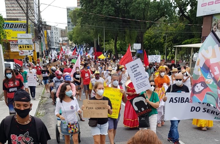 Manifestantes foram às ruas de João Pessoa protestar contra o presidente Jair Bolsonaro; diversos cartazes exibiam o termo "genocida"