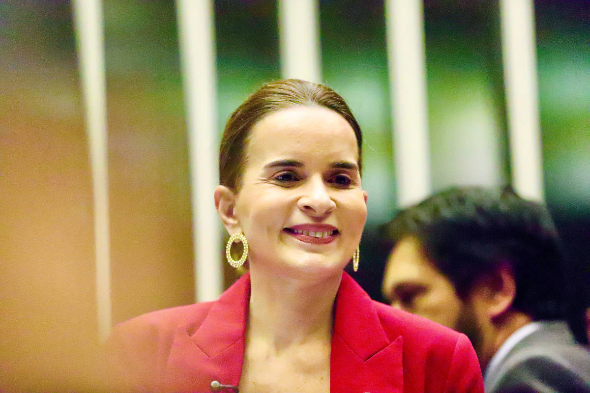 Proposta da senadora Daniella Ribeiro busca proteger mulheres que recebem mensagens de ódio mesmo após bloquearem agressores em redes sociais