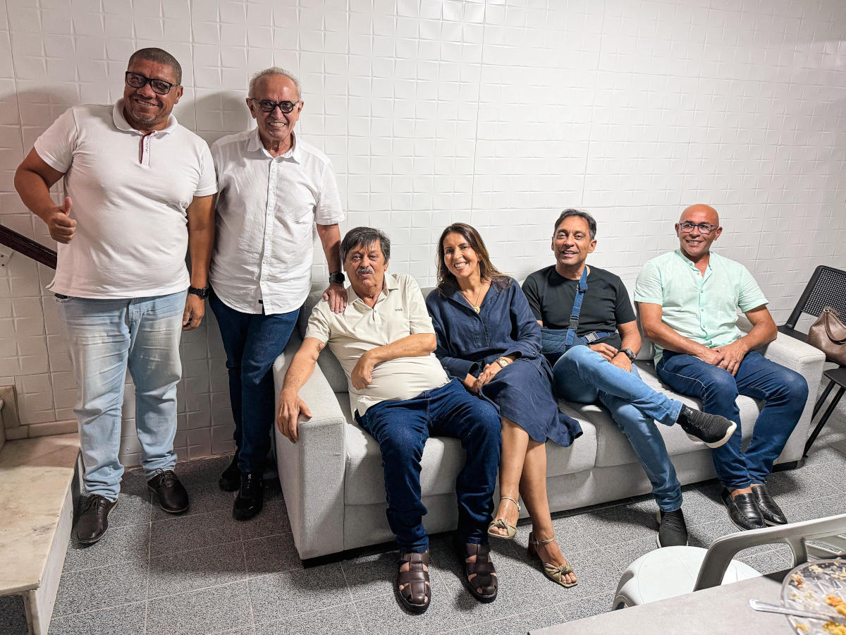 Cícero ao lado de lideranças pelo interior da Paraíba 