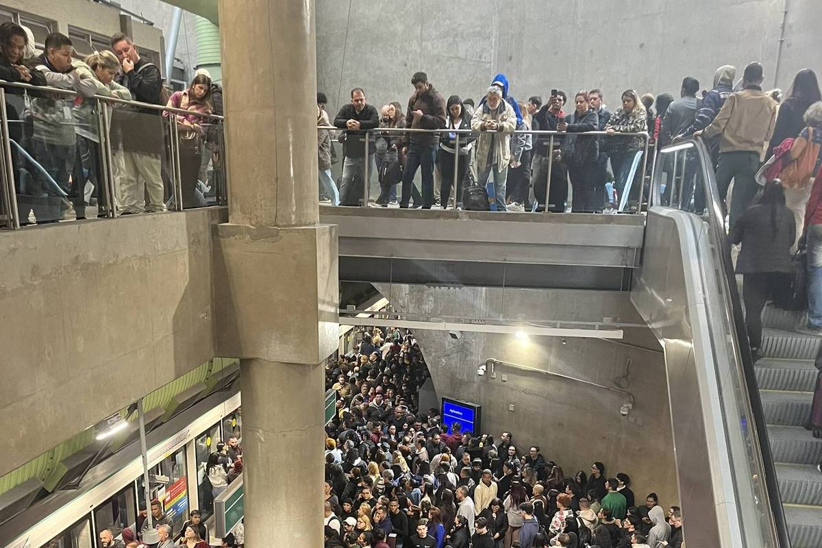 Estação Vila Prudente da linha 2-verde do Metrô de São Paulo lotada