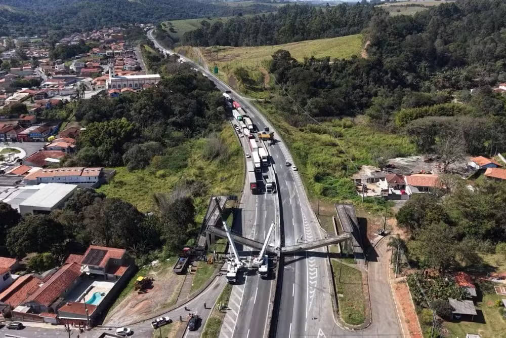 Passarela foi atingida por carreta carregando caminhão