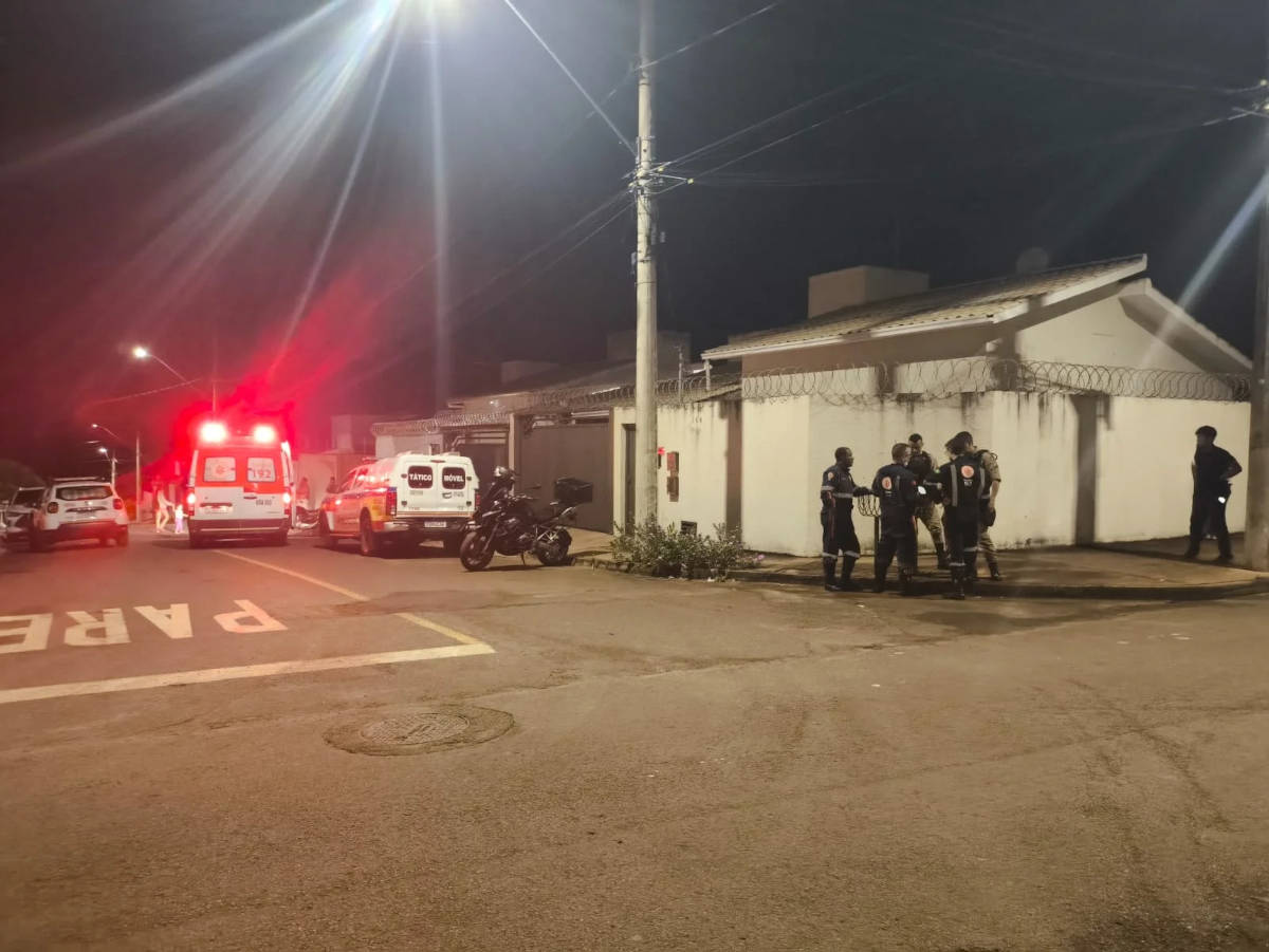 Vítima foi atingida por dois disparos e foi encontrada caída na sala da casa, já sem vida