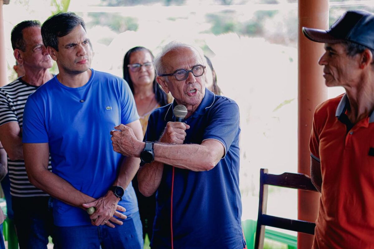 Cícero Lucena (2º à esq.) visitou cinco municípios do Cariri paraibano