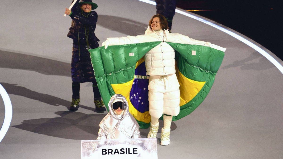 Como porta-bandeira, Lucas Pinheiro Braathen usou um robe branco, feito no estilo puro Moncler