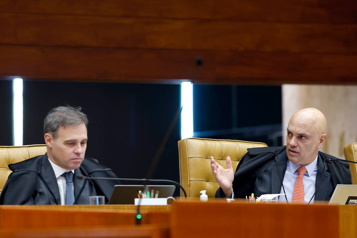 Ministros André Mendonça e Alexandre de Moraes, do STF