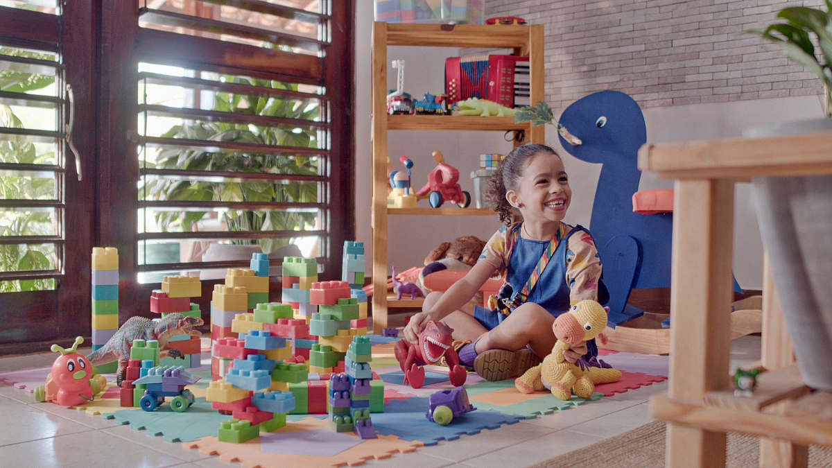 Série apresenta a personagem Maya (Maitê Falcão) e seu companheiro de pelúcia, o Davissauro