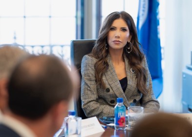 Envolta em polêmicas e atos violentos, Noem tornou-se uma das secretárias de gabinete de maior destaque de Trump