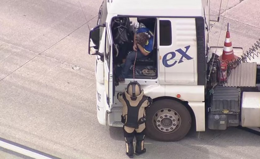 policial do Gate, equipado com traje antibomba, aproximou-se da cabine às 9h15 e dialogou com o motorista, que aparentava extremo abalo emocional