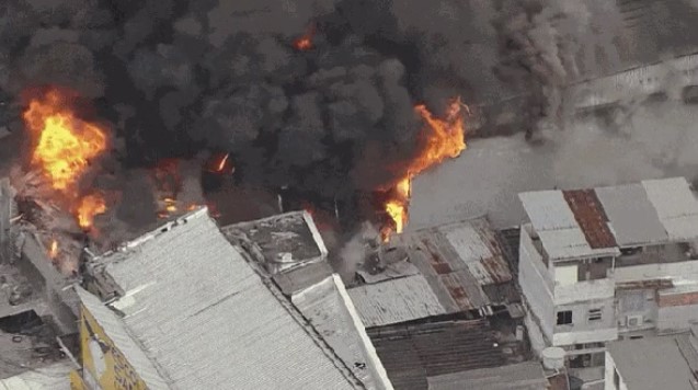 Parte da estrutura do galpão desabou, lançando destroços sobre construções próximas