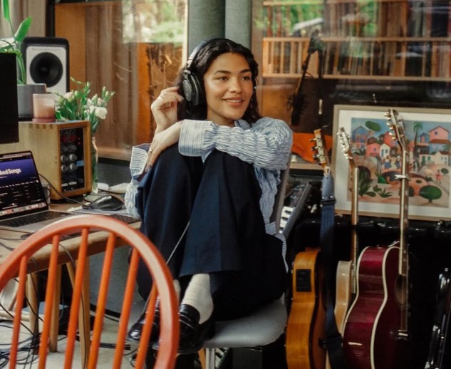 Vitória no Grammy 2026 marca o ápice de uma ascensão de três anos que transformou Olivia Dean em um fenômeno global