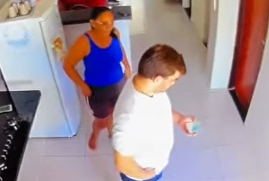 Vídeo mostra prefeito eleito entregando dinheiro