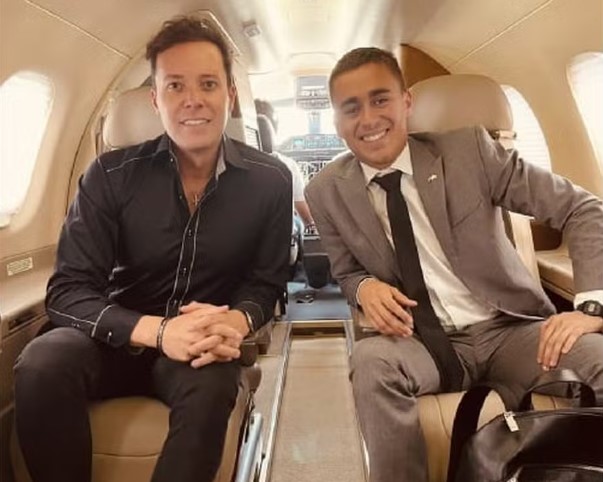 André Valadão com Nikolas Ferreira dentro do jato de Daniel Vorcaro 