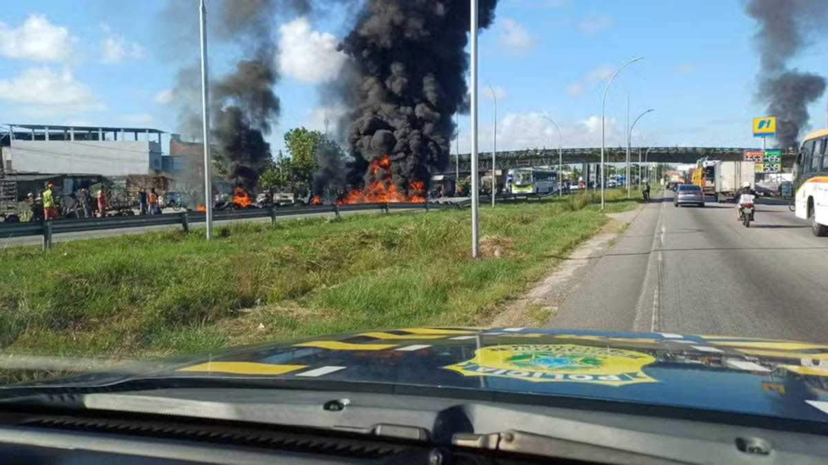 Trecho da BR-101 foi interditado pelos protestos nos dois sentidos
