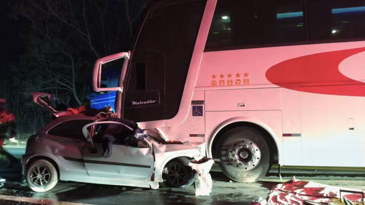 De acordo com relatos do motorista do ônibus, o carro invadiu a contramão repentinamente