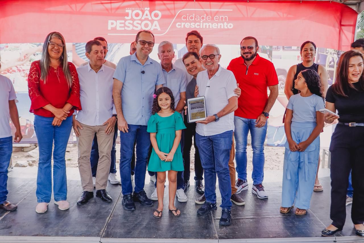 Durante a solenidade, Cícero também anunciou a construção de uma nova praça na Rua Antônio Francisco da Silva