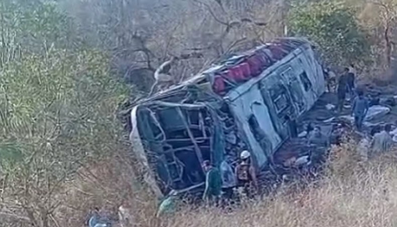 Entre os que morreram estão cinco homens, sete mulheres e três crianças