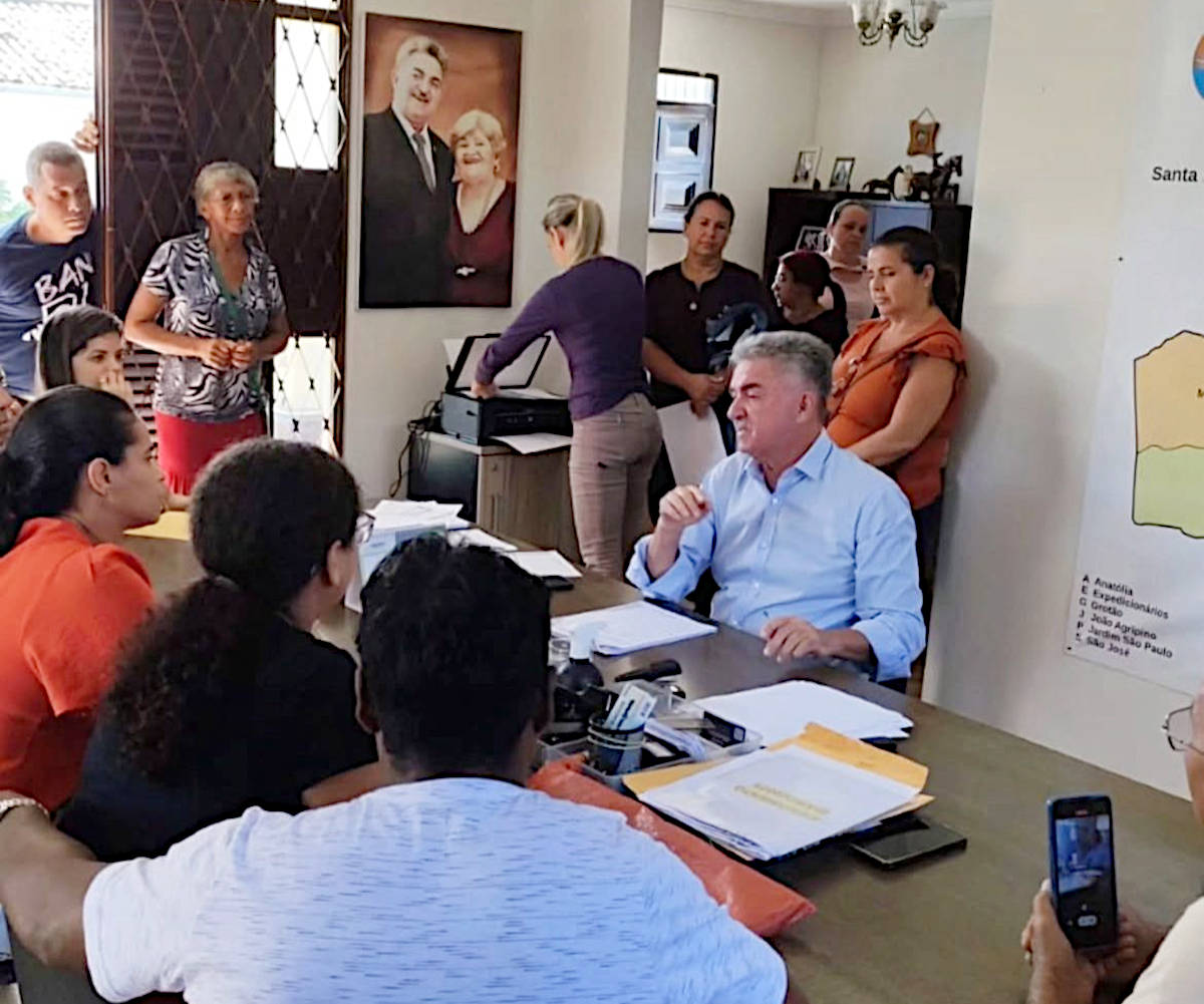 Deputado João Gonçalves atende demandas da população em sua casa, no bairro do Cristo Redentor