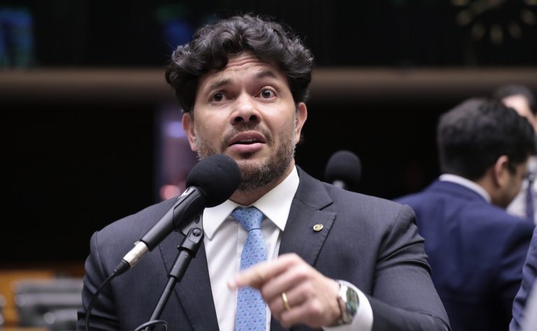 Relator da proposta, o deputado Acácio Favacho justificou a emenda constitucional como uma salvaguarda contra a extinção de tribunais locais