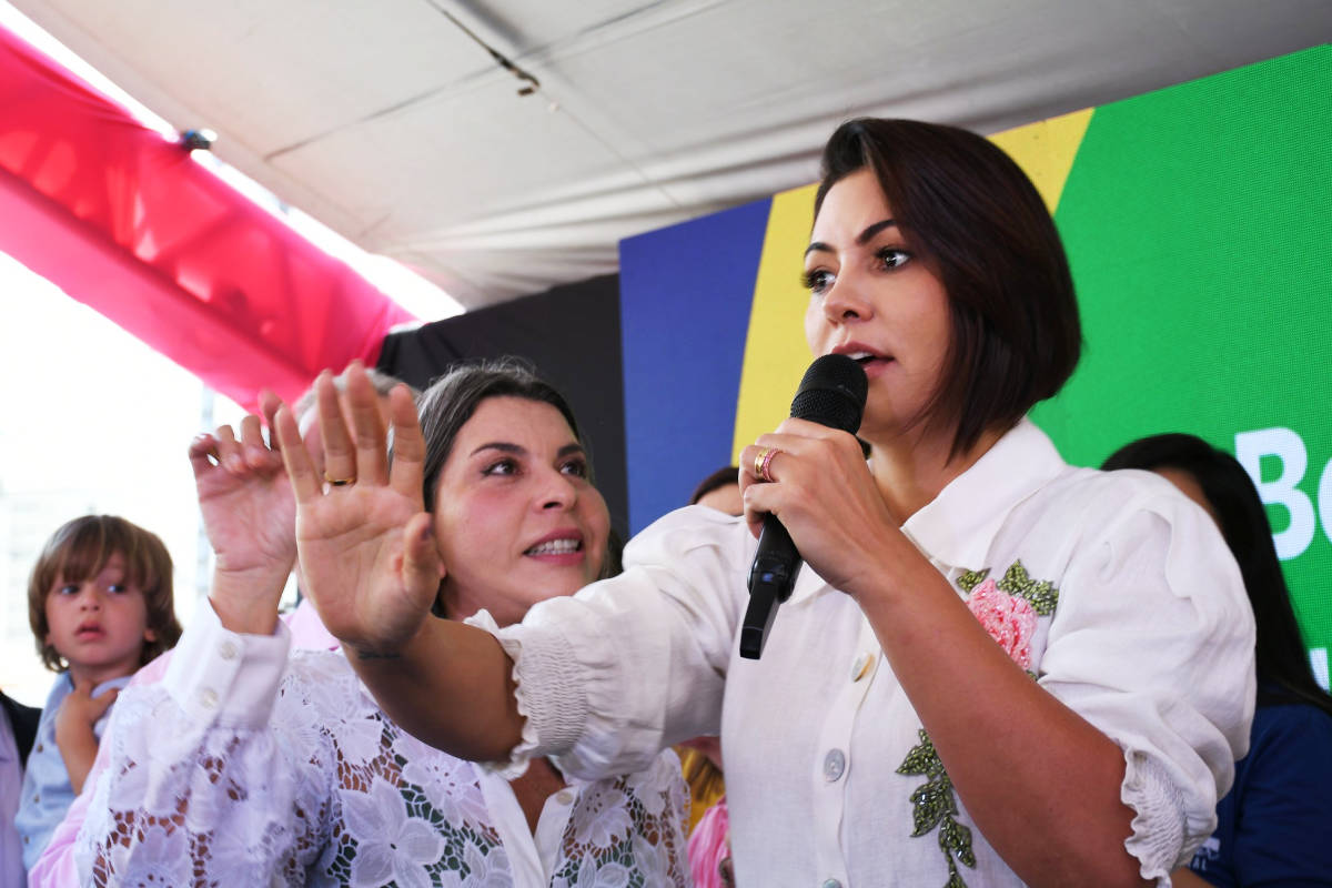 Homenagem a Michelle Bolsonaro (à direita) foi proposta pela vereadora Eliza Virgínia