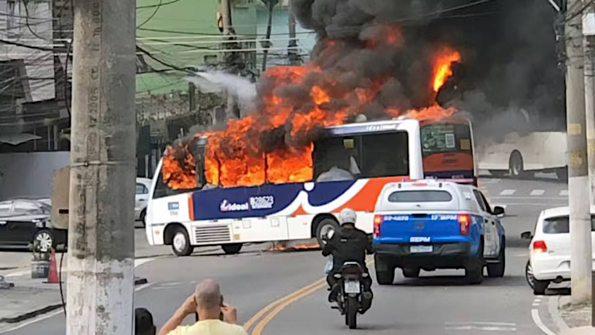 Bandidos tomaram 12 ônibus, utilizando-os como barricadas, e fecharam vias importantes 