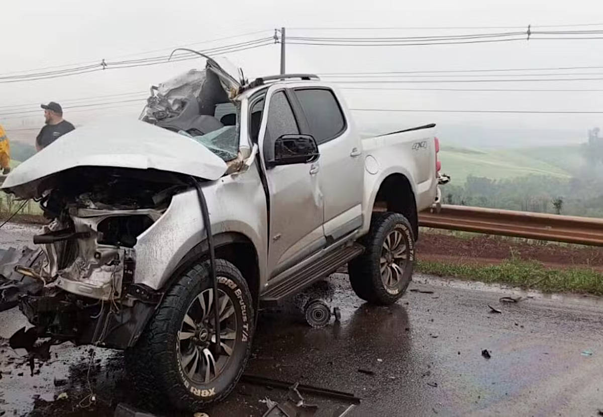 Motorista da caminhonete foi encontrado com múltiplas fraturas e não resistiu