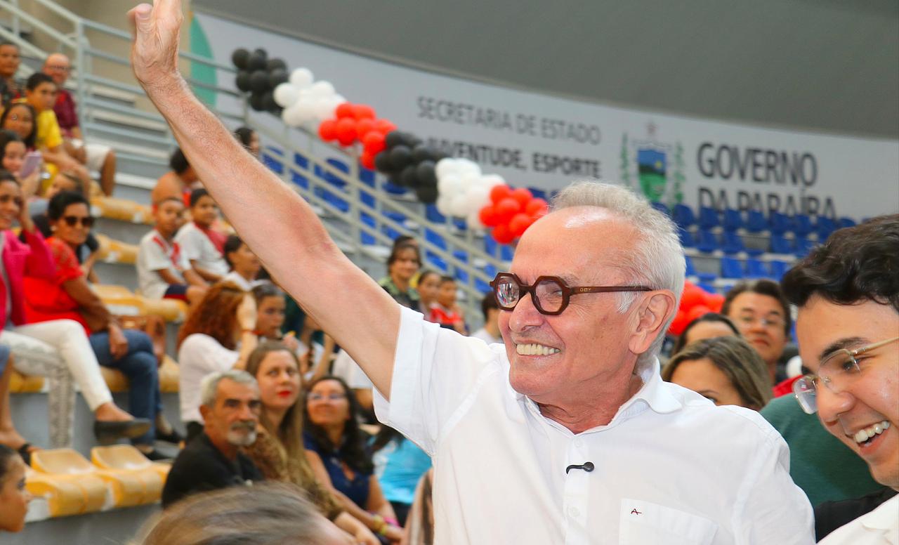 "Além do currículo formal, nossa proposta educacional abrange cultura, esportes, lazer, tecnologia, informação e oportunidades de intercâmbio”, afirmou o prefeito
