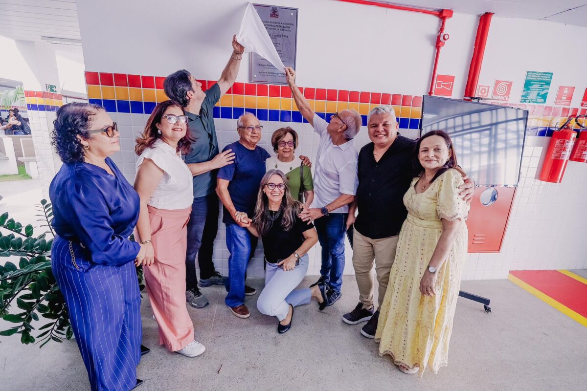 Cícero Lucena (3º à dir.) destacou a relevância de elevar o padrão da educação pública municipal ao patamar das melhores instituições de ensino 