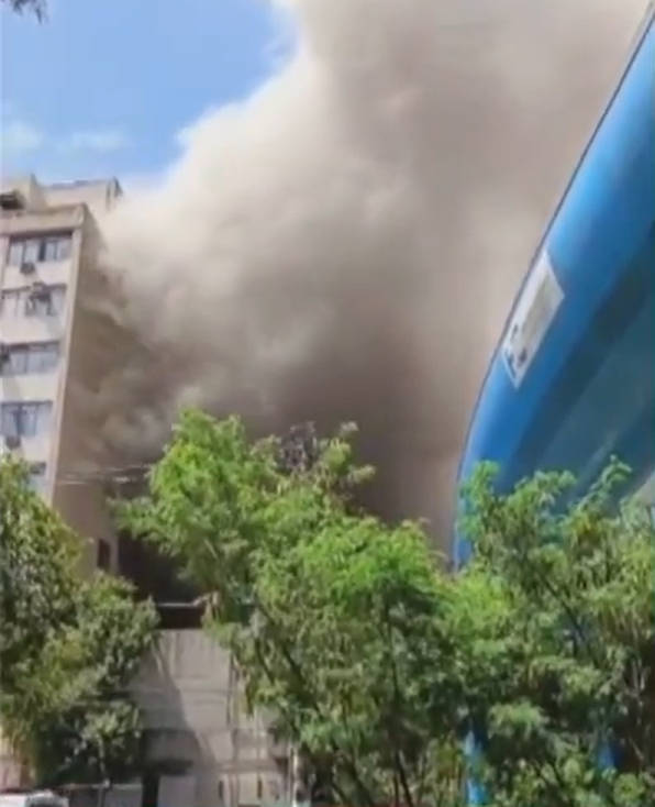 Pacientes entubados foram evacuados pelos funcionários do hospital e transferidos para outras alas da própria instituição