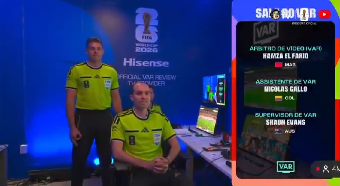 Momento ocorreu durante a apresentação da equipe de arbitragem, pouco antes do início do jogo