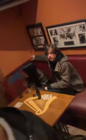 A atriz tem sido associada ao controverso cantor 